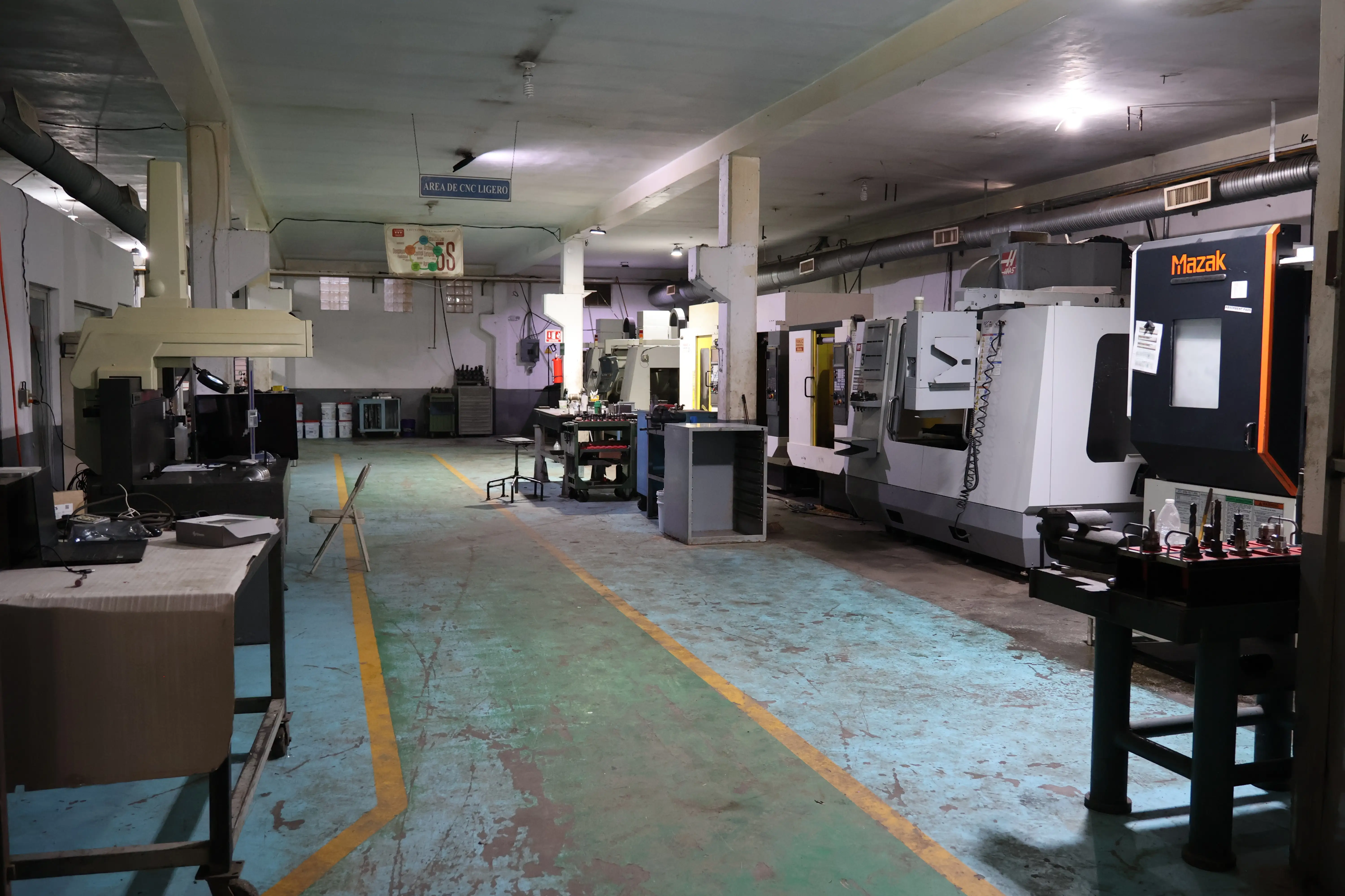 Maquinaria industrial trabajando metal